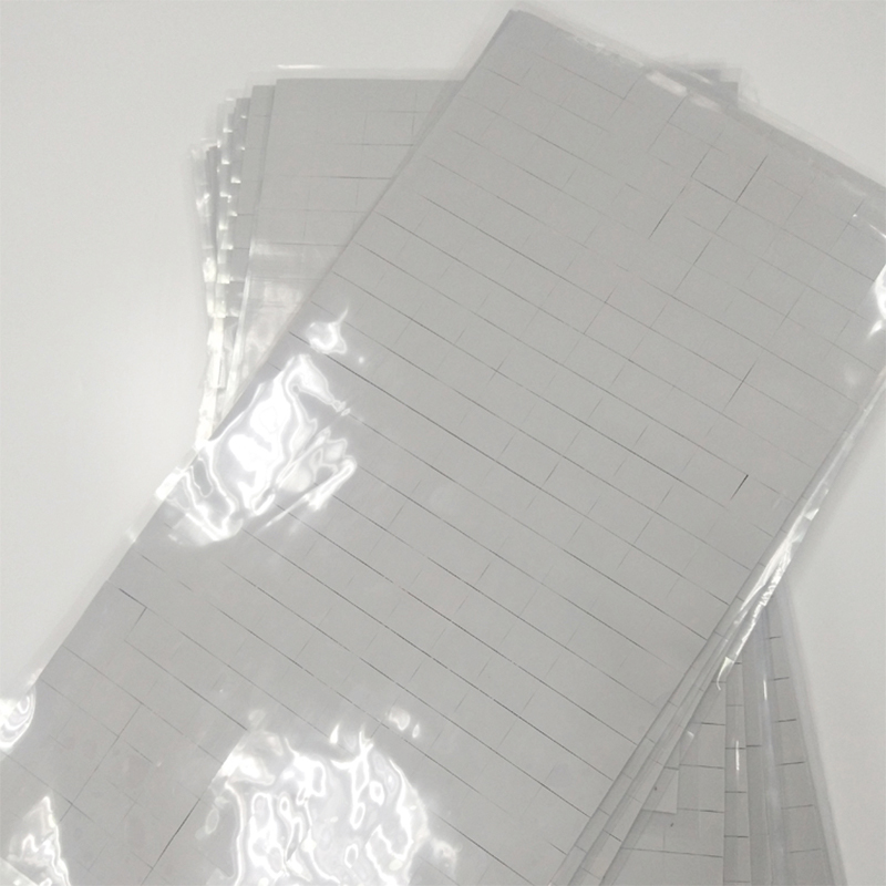 Milieuvriendelijke warmtegeleidende siliconenplaat, grijs-witte koellichaam met enkele achterkant, schokabsorberende en geluiddichte siliconenplaat, kan worden gestanst